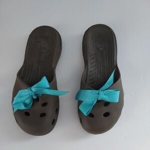 Crocs Audrey Hallmark Brown Slip-on Mules Blue Ribbon Bows Size 7 Womens